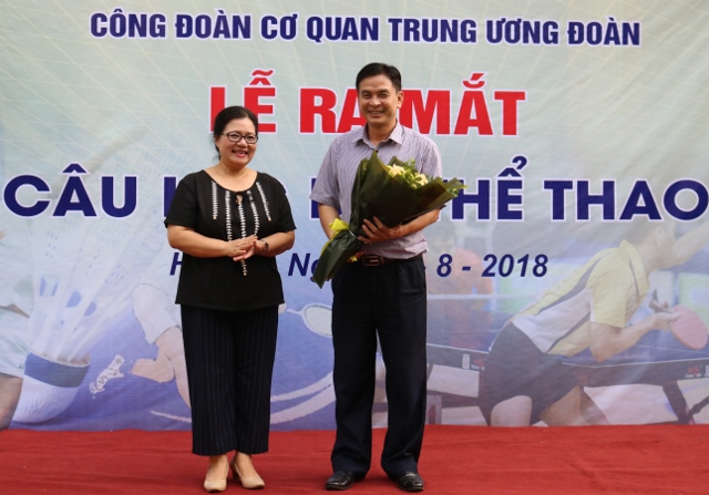 Đ/c Trần Thị Bích Ngọc, chủ tịch Công đoàn cơ quan Trung ương Đoàn tặng hoa nhà tài trợ